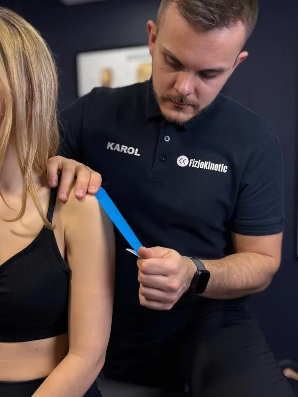 Kinesiotaping barku – fizjoterapeuta Karol Krawczyk, gabinet FizjoKinetic na Bemowie