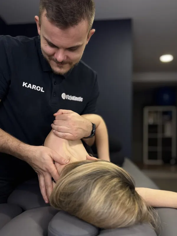 Masaż karku i barku – fizjoterapeuta Karol Krawczyk, gabinet FizjoKinetic na Bemowie